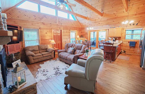 Dandridge Cabin | Experience Poppy’s Place Cabin: Lake View & Spa Retreat