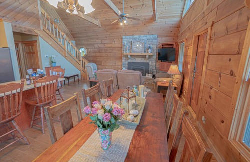 Dandridge Cabin | Experience Poppy’s Place Cabin: Lake View & Spa Retreat