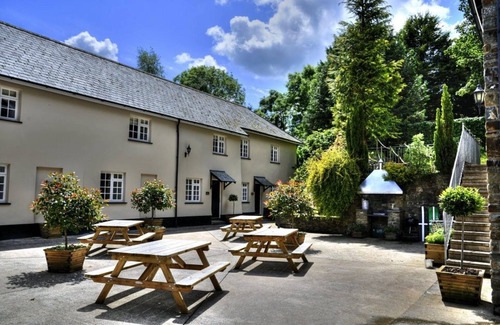 Tawstock Cottage | Family-Friendly Corner Cottage with Indoor Pool & Breakfast