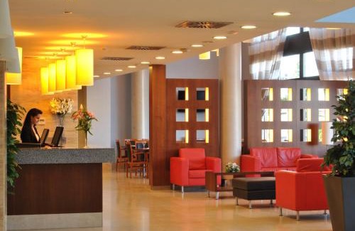 Torrejon de Ardoz Hotel | Relaxing Getaway at Porcel Avant with Oceanfront Views