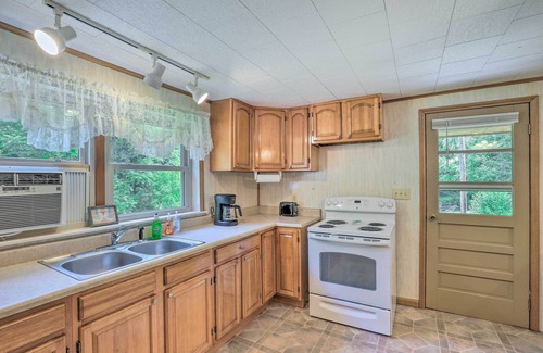Marshall Cabin | Scenic Cabin Retreat with On-Site Creek Access and Spa