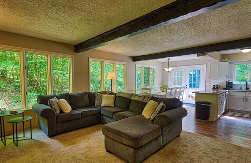 Michaywe House | Discover Porcupine Lodge: Cabin with Arcade & Breakfast