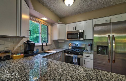 Michaywe House | Discover Porcupine Lodge: Cabin with Arcade & Breakfast