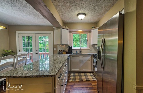 Michaywe House | Discover Porcupine Lodge: Cabin with Arcade & Breakfast
