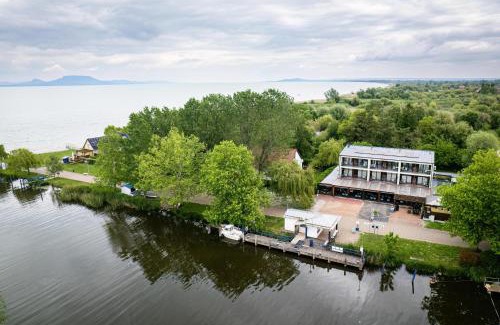 Balatonmariafurdo Bed & Breakfast | Discover Port étterem&panzió: Oceanfront Oasis Awaits