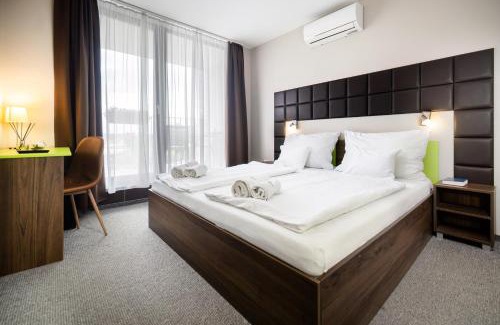 Balatonmariafurdo Bed & Breakfast | Discover Port étterem&panzió: Oceanfront Oasis Awaits