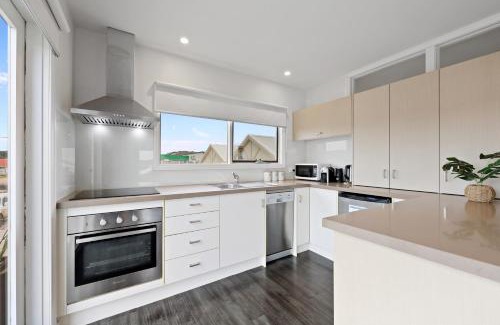 Port Campbell Apartment | Beautiful Port Central No 2: Oceanfront Retreat with Top Ratings