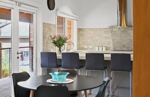 Port Campbell Apartment | Experience Comfort at Port Central No 3 - Rated 9/10