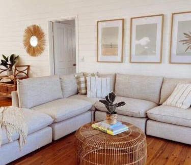 Port Douglas House | Cozy Port Douglas Beach Cottage with Oceanfront Views