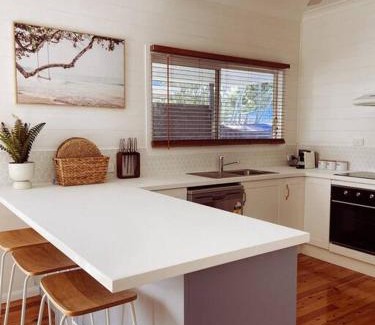 Port Douglas House | Cozy Port Douglas Beach Cottage with Oceanfront Views