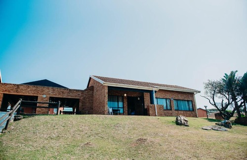 Port Edward Resort | Beachfront Port Edward Holiday Resort with Pool & Ocean Views