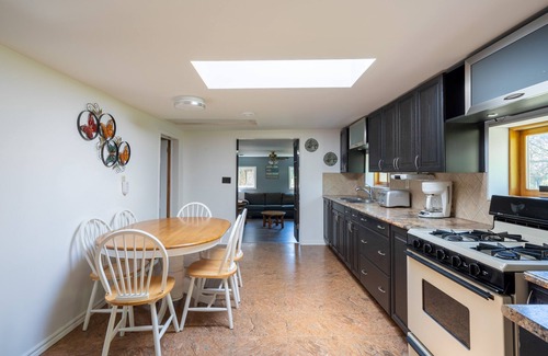 Port Franks Cottage | Cozy Port Franks Cottage with Kitchen & Family Amenities
