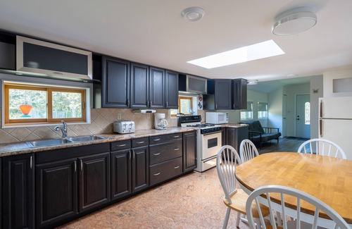 Port Franks Cottage | Cozy Port Franks Cottage with Kitchen & Family Amenities