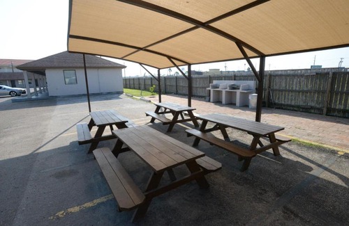 Port Isabel Hotel | Experience Port Isla Inn: Oceanfront Retreat with Pool Access