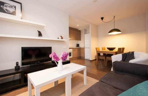 El Poble-sec Apartment | Ideal Central Port IV Apartment for Groups and Families