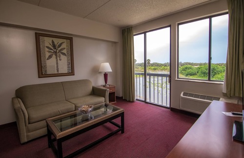 Port LaBelle Hotel | Discover Port Labelle Inn: Family-Friendly Retreat Awaits