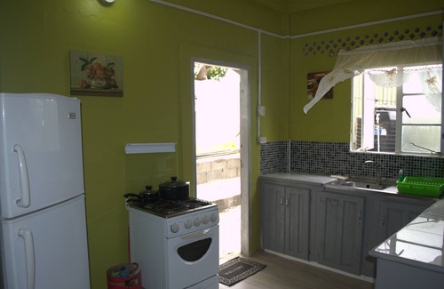 Port of Spain House | Budget-Friendly Port Lodge with Kitchen and Breakfast
