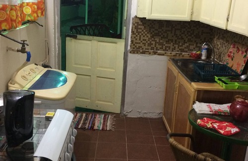 Port of Spain House | Budget-Friendly Port Lodge with Kitchen and Breakfast