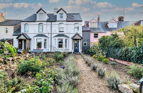 Wolvercote House | Experience Port Meadow View: Family-Friendly Oxford Retreat