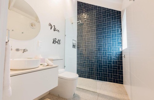 Port Campbell Hotel | Elegant Port O' Call Motel with Hot Tub & Breakfast Included