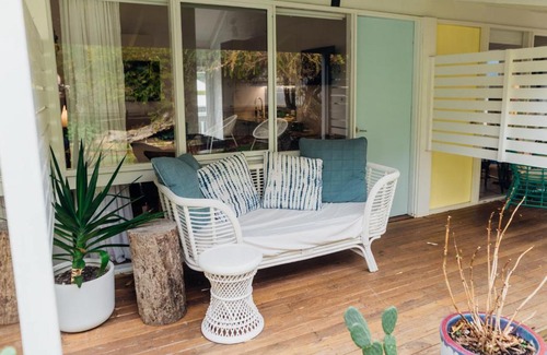 Port Campbell Hotel | Elegant Port O' Call Motel with Hot Tub & Breakfast Included