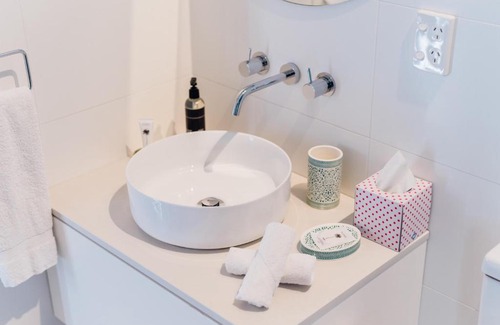 Port Campbell Hotel | Elegant Port O' Call Motel with Hot Tub & Breakfast Included