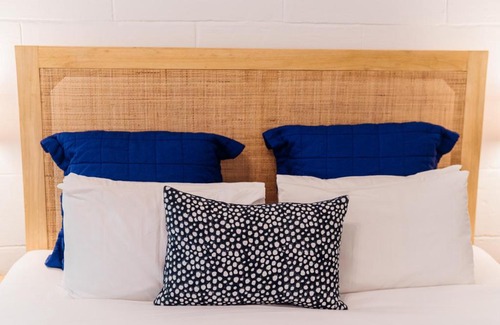Port Campbell Hotel | Elegant Port O' Call Motel with Hot Tub & Breakfast Included