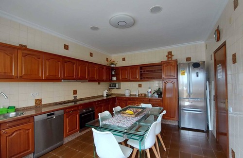 Fazouro Apartment | Beautiful Port of Foz Retreat with Garden and Terrace