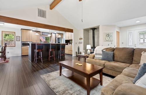 East Port Orchard House | Experience Port Orchard Oasis Retreat with Hot Tub & Games