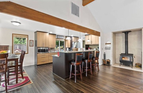 East Port Orchard House | Experience Port Orchard Oasis Retreat with Hot Tub & Games