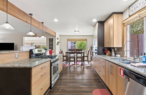 East Port Orchard House | Experience Port Orchard Oasis Retreat with Hot Tub & Games