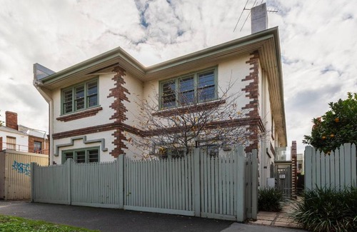 Albert Park Apartment | Cozy Retreat at Port Phillip Bay in Albert Park