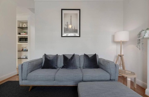 Albert Park Apartment | Cozy Retreat at Port Phillip Bay in Albert Park