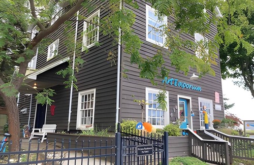 Port Stanley Cottage | Port Stanley Village 4BR – Walk to Little Beach, Lake Views w/Hot Tub