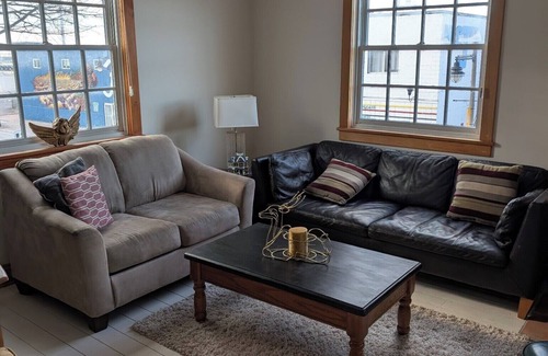 Port Stanley Cottage | Port Stanley Village 4BR – Walk to Little Beach, Lake Views w/Hot Tub