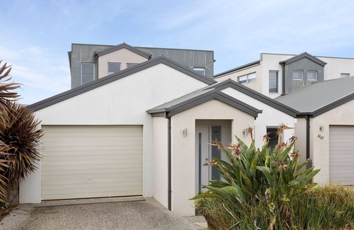 Portarlington House | Port Views Holiday Home with Oceanfront Pool Access