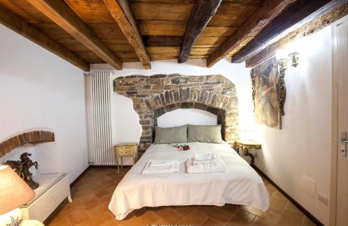 Citta Alta Apartment | Experience Porta Dipinta House in Bergamo Alta - 4 Stars!