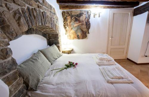 Citta Alta Apartment | Experience Porta Dipinta House in Bergamo Alta - 4 Stars!