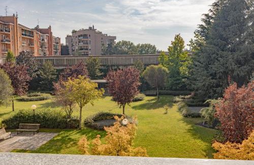 Calvairate Apartment | Elegant Porta Romana Suite with Hot Tub & 9.7/10 Rating
