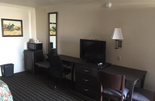 Lone Pine Hotel | Budget-Friendly Portal Motel: Family and Accessibility Focused
