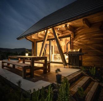 Regietow Villa | Portal Wysowa: 4-Star Pet-Friendly Retreat with Hot Tub