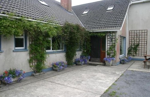 Carrowmoreknock Bed & Breakfast | Discover Portarra Lodge Guesthouse: 4-Star Comfort & Breakfast