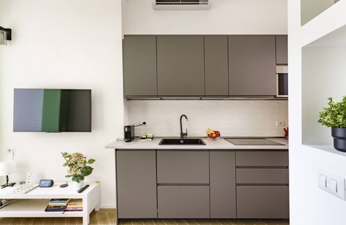 Calvairate Apartment | Modern 2-Room Apartment Near Duomo with Spa & Hot Tub