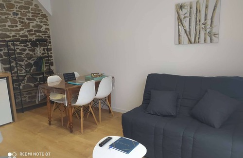 Guerande Apartment | Cozy Porte de Saillé: Family-Friendly with Kitchen & Breakfast