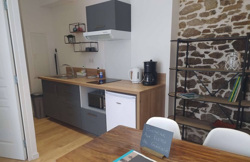 Guerande Apartment | Cozy Porte de Saillé: Family-Friendly with Kitchen & Breakfast