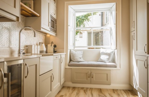 Richmond Cottage | Comfortable Porte House: Ideal for Families Up to 6 Guests