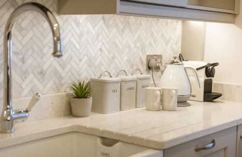 Richmond Cottage | Comfortable Porte House: Ideal for Families Up to 6 Guests