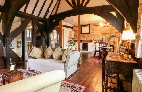Polesworth Cottage | Discover Porter's Lodge: Pet-Friendly Retreat with Spa & Kitchen