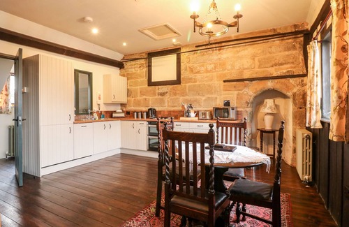 Polesworth Cottage | Discover Porter's Lodge: Pet-Friendly Retreat with Spa & Kitchen