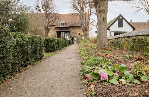 Polesworth Cottage | Discover Porter's Lodge: Pet-Friendly Retreat with Spa & Kitchen